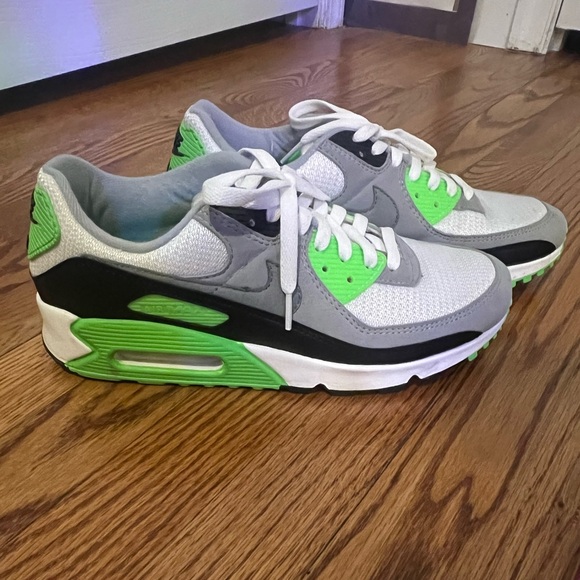 Nike Air Shoes - Picture 2 of 2